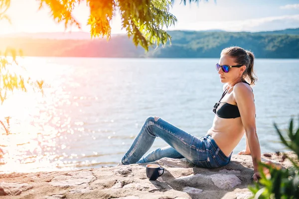 Mujer Con Gafas Sol Bikini Negro Jeans Sentados Una Playa — Foto de Stock
