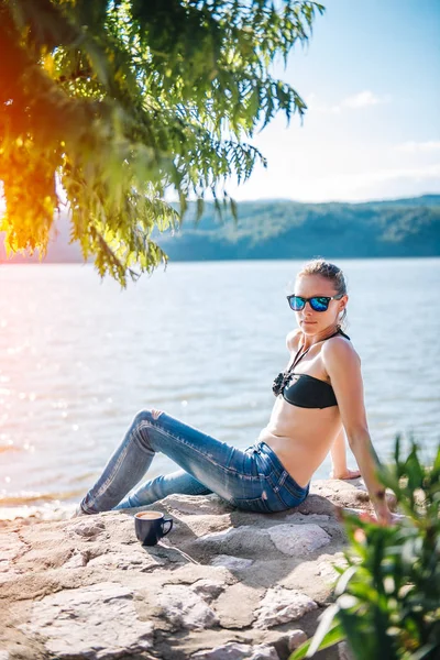 Mulher Com Óculos Sol Usando Biquíni Preto Jeans Sentados Uma — Fotografia de Stock