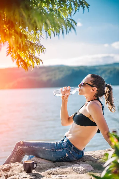 Kobieta Okulary Sobie Czarne Bikini Dżinsy Wody Pitnej Butelki Pet — Zdjęcie stockowe