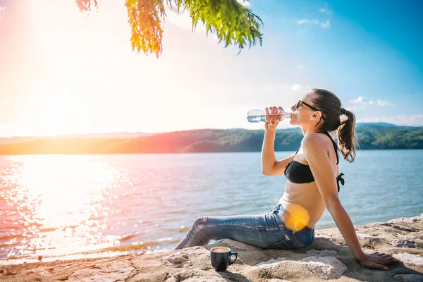 Mujer Con Gafas Sol Bikini Negro Jeans Bebiendo Agua Botella — Foto de Stock