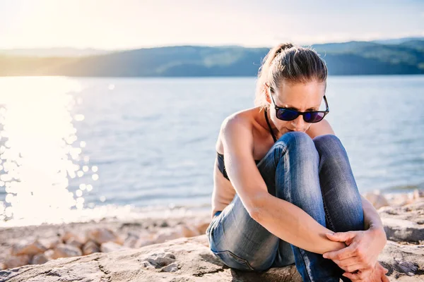 Mujer Triste Con Gafas Sol Con Bikini Negro Jeans Sentados — Foto de Stock