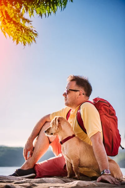 Hombre Camisa Amarilla Gafas Sol Mochila Roja Sentado Muelle Piedra — Foto de Stock