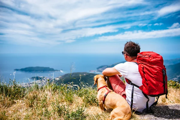 Adam Kırmızı Sırt Çantası Bir Dağ Üzerinde Oturan Deniz Horizon — Stok fotoğraf