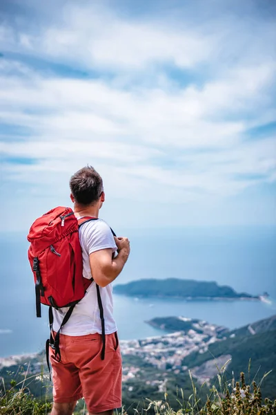 Homme Portant Sac Dos Rouge Debout Sur Une Falaise Montagne — Photo