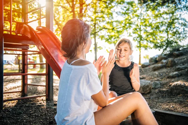 Duas Meninas Jogando Mãos Batendo Palmas Jogo Playground Verão — Fotografia de Stock