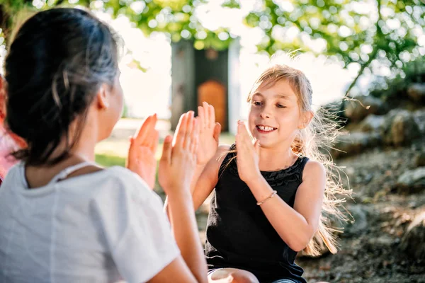 Δύο Κορίτσια Που Παίζουν Παιχνίδι Παλαμάκια Χέρια Παιδική Χαρά Καλοκαίρι — Φωτογραφία Αρχείου