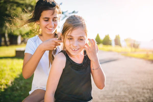 Κορίτσια Που Κάνει Μαλλιά Πλεξούδα Μια Παιδική Χαρά Για Καλοκαίρι — Φωτογραφία Αρχείου