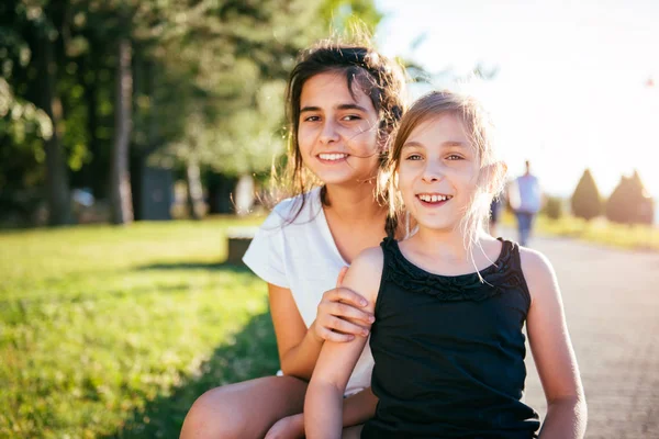 Две Молодые Девушки Улыбаются Вместе Парке — стоковое фото