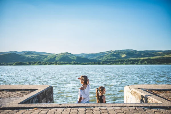 Két Fiatal Lány Állt Háttal Folyami Kikötő Keres Oldalra — Stock Fotó