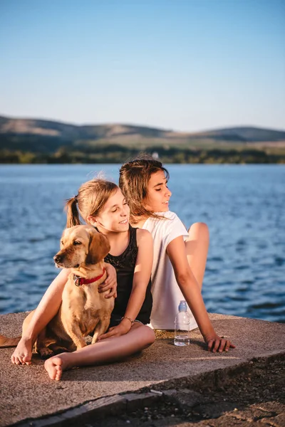 Piger Hund Sidder Ved Vandet Nyder Tid Sammen - Stock-foto