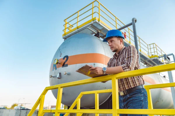 Homme Faisant Rapport Dans Une Usine Gaz Naturel — Photo