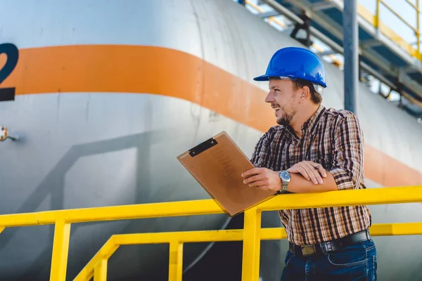 Homme Faisant Rapport Dans Une Usine Gaz Naturel — Photo