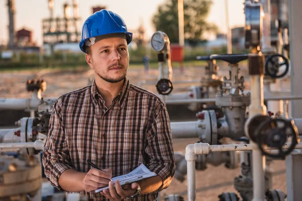 Man Checking Manometer Natural Gas Factory — Stock Photo, Image