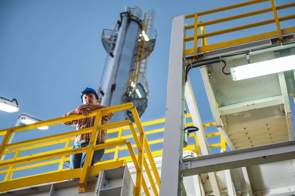 Mann Steht Prozesssäulen Der Erdgasfabrik — Stockfoto