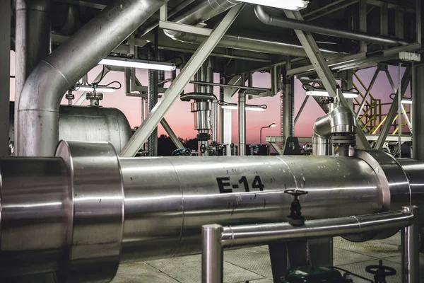 処理施設で天然ガス工場のパイプライン — ストック写真