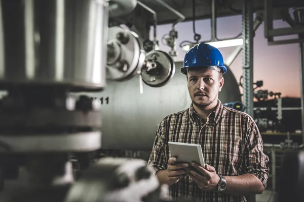 Άνδρα Που Φοράει Μπλε Hardhat Χρησιμοποιώντας Tablet Στο Φυσικό Αέριο — Φωτογραφία Αρχείου