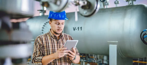 Άνδρα Που Φοράει Μπλε Hardhat Χρησιμοποιώντας Tablet Στο Φυσικό Αέριο — Φωτογραφία Αρχείου