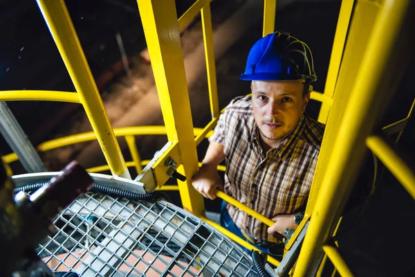 Mann Steht Auf Gelben Leitern Erdgas Verarbeitender Fabrik — Stockfoto