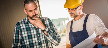 İnşaat alanında mimar ve inşaat işçileri mimari kontrol kontrol planı