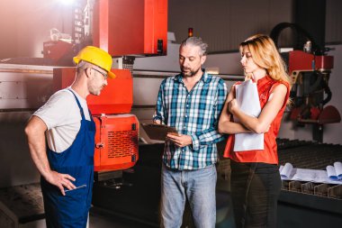 Yükleme yeni Cnc plazma makine büyük endüstriyel salonunda kontrol mühendisleri