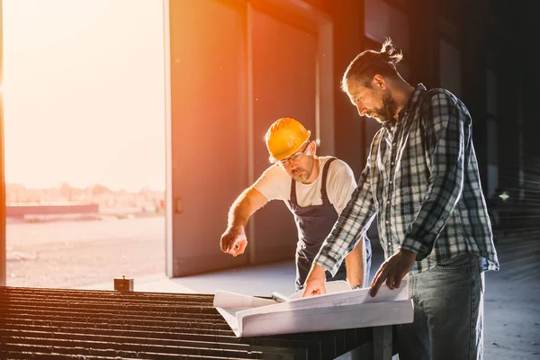 Trabalhadores Construção Verificando Impressão Azul Grande Salão Industrial — Fotografia de Stock