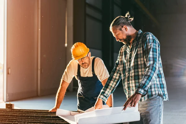 Trabalhadores Construção Verificando Impressão Azul Grande Salão Industrial — Fotografia de Stock