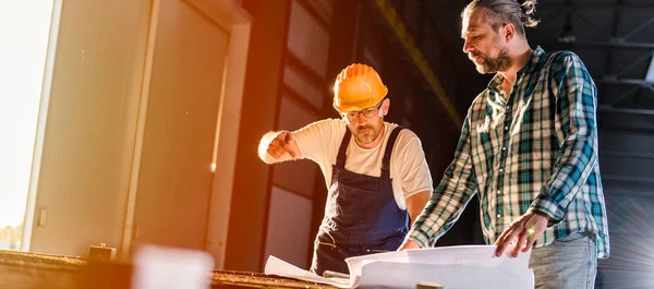 Construction Workers Checking Checking Blue Print Big Industrial Hall — Stock Photo, Image