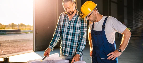 Trabajadores Construcción Revisando Impresión Azul Gran Sala Industrial — Foto de Stock