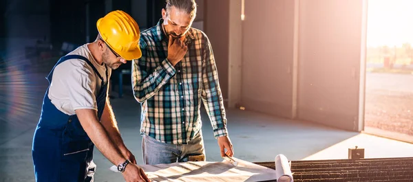 Les Ouvriers Construction Vérifient Les Plans Dans Grand Hall Industriel — Photo