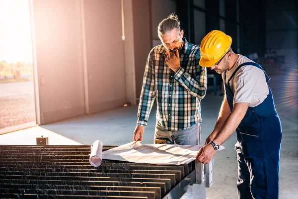 Trabajadores Construcción Revisando Impresión Azul Gran Sala Industrial —  Fotos de Stock