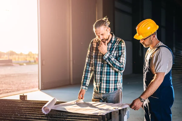 Trabalhadores Construção Verificando Impressão Azul Grande Salão Industrial — Fotografia de Stock