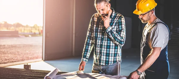 Mimar takım Blueprint endüstriyel inşaat alanı üzerinde kontrol