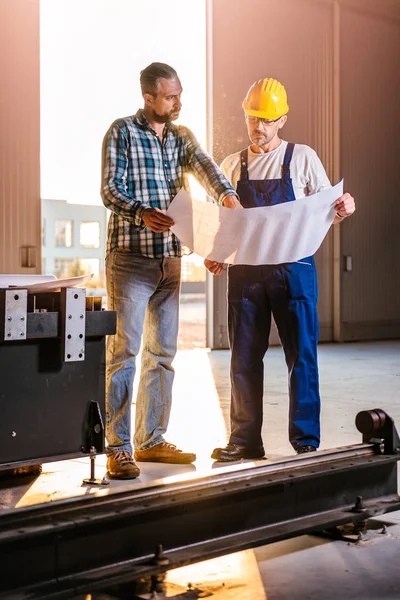 Bauarbeiter Prüfen Blaudruck Großer Industriehalle — Stockfoto