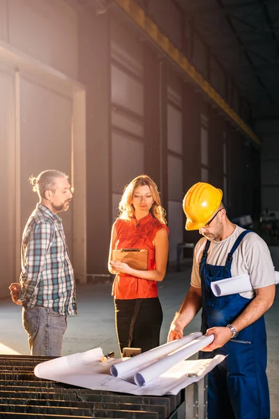 Equipe Arquitetos Verificando Projeto Canteiro Obras Industriais — Fotografia de Stock