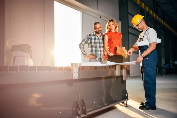 Equipe Arquitetos Verificando Projeto Canteiro Obras Industriais — Fotografia de Stock