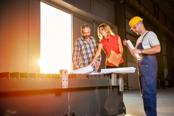 Equipo Arquitectos Verificando Plano Obra Industrial — Foto de Stock