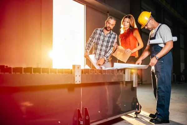 Baustelleninspektor Berichtet Über Großbaustelle — Stockfoto