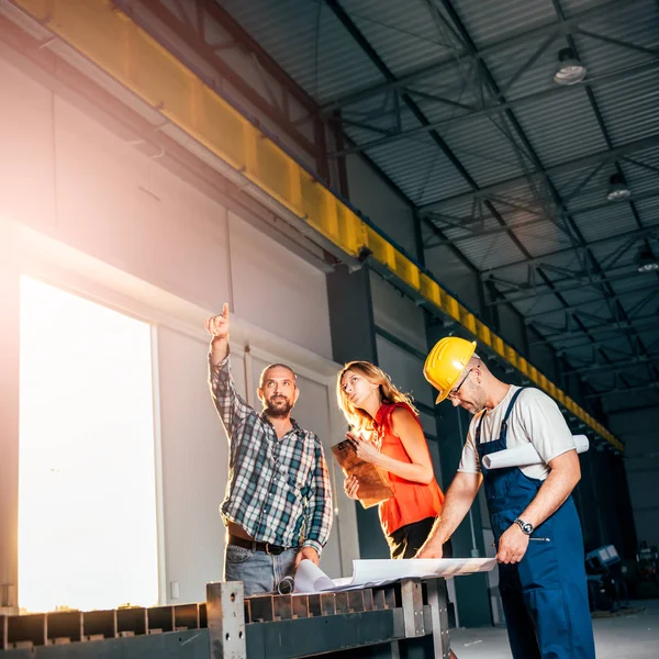 Equipe Arquitetos Verificando Projeto Canteiro Obras Industriais — Fotografia de Stock