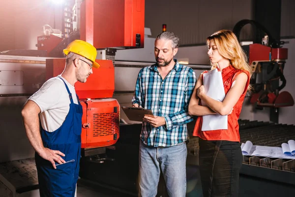 Ingenieure Prüfen Installation Einer Neuen Cnc Plasmaanlage Großer Industriehalle — Stockfoto