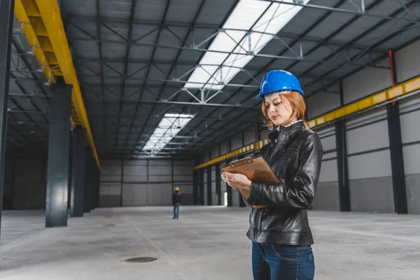 Site Inspector Making Notes Big Industrial Hall — Stock Photo, Image