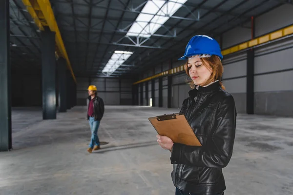 Site Inspector Making Notes Big Industrial Hall — Stock Photo, Image