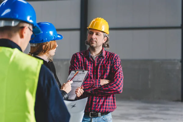 Bauleiter Erstellt Prüfbericht Großer Industriehalle Und Spricht Mit Bauarbeitern — Stockfoto