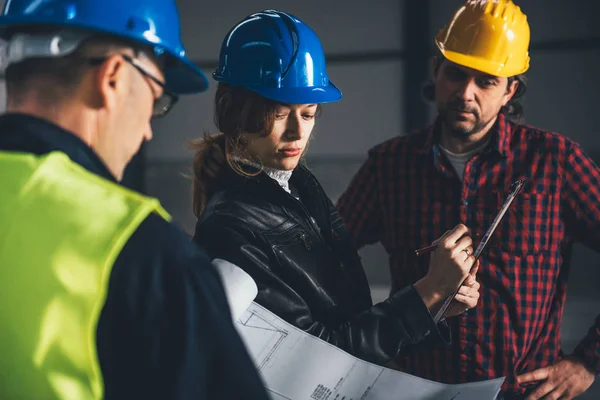 Site Inspector Making Inspection Report Big Industrial Hall Talking Construction — Stock Photo, Image