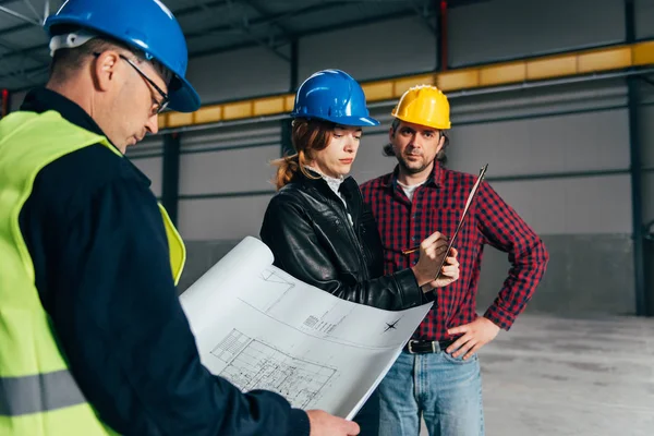 Site Inspector Making Inspection Report Big Industrial Hall Talking Construction — Stock Photo, Image