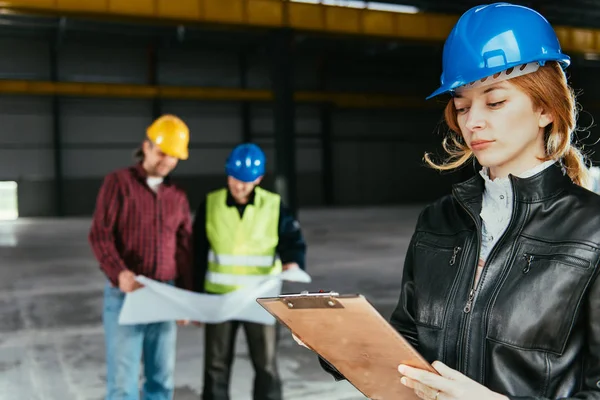 Ispettore Del Sito Che Rapporto Ispezione Nel Grande Capannone Industriale — Foto Stock