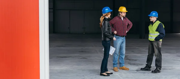 Construction Site Inspector Talking Constructions Workers — Stock Photo, Image