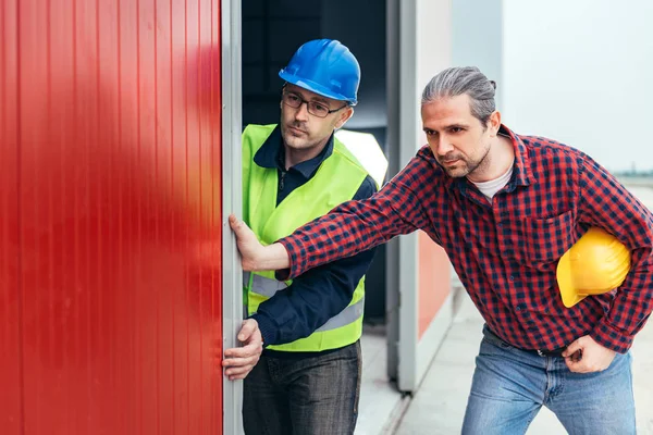 Bouwvakkers Die Grote Rode Hangar Deur — Stockfoto