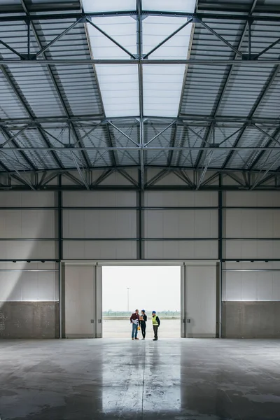 Arkitekt Team Arbete Webbplats Med Ritningar Stående Vid Stora Hangar — Stockfoto