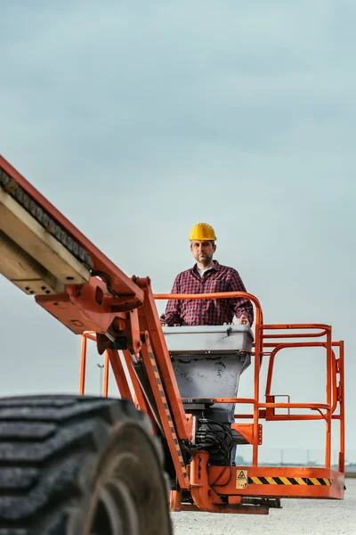 Operador Capacete Segurança Camisa Quadrada Vermelha Controlando Straight Boom Lift — Fotografia de Stock