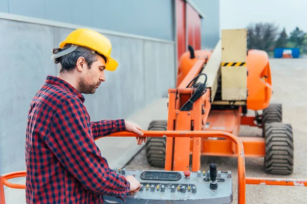 Operator Safety Helmet Red Square Shirt Controlling Straight Boom Lift — Stock Photo, Image